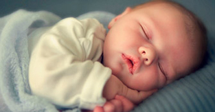 Скільки повинет спати новонароджений