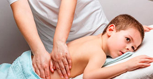 Безопасно ли отправлять ребенка к мануальному терапевту?